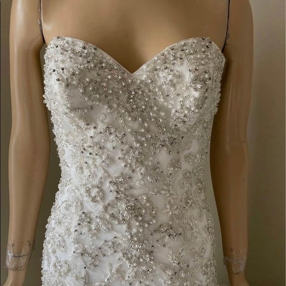Stunning strapless wedding gown - Picture 3 of 6